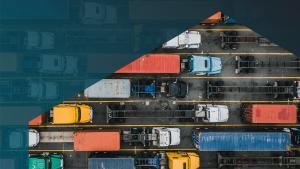 Foto parallel geparkter Lkw und Auflieger mit verschiedenfarbigen Schiffscontainern aus der Vogelperspektive und durch ein Sechseck betrachtet