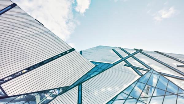 Vue vers le ciel d'un bâtiment vitré avec de nombreux angles