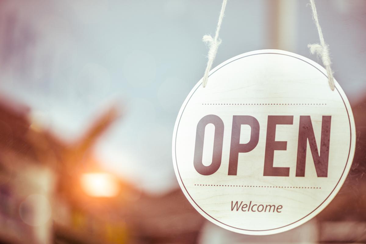Conceptual iStock-1267135679.jpg 누군가의 문 밖에 매달려 있는 Open and Welcome이라고 적힌 표지
