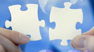 hands holding puzzle pieces together 