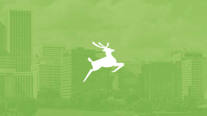 Rentier-Symbol über einem grün eingefärbten Foto der Skyline von Portland