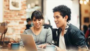 Pessoas com notebooks