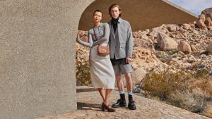 Deux mannequins debout dans des vêtements de luxe de couleur neutre dans un paysage désertique.