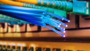 光ファイバーケーブルとUTPネットワークケーブルがハブポートに接続されています。