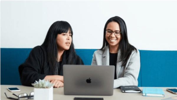 Duas pessoas trabalhando juntas em um notebook