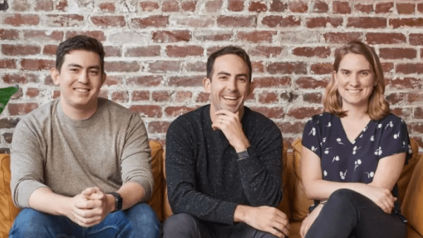 Fundadores da Hex Technologies sentados juntos em um sofá e sorrindo