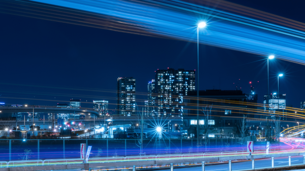 Luces de la ciudad por la noche