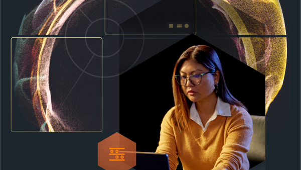 Frau am Laptop, geometrische Grafik im Hintergrund.