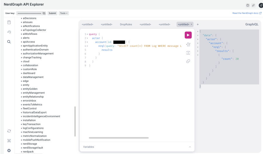 NerdGraph API Explorerのインターフェース。左側にGraphQLクエリ、右側にJSON形式の実行結果が表示されている。